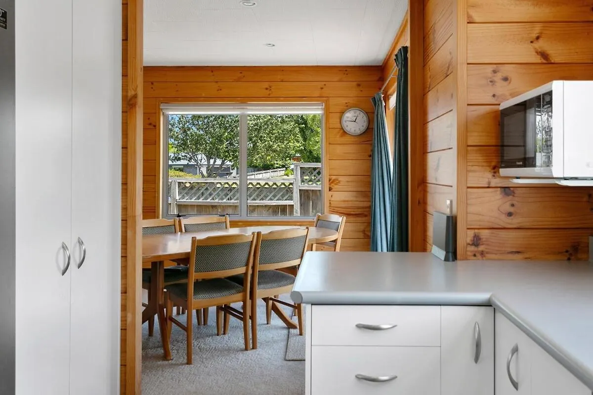 Lakewood Cottage, Cozy Lakeview Stay In Central Taupo Holiday home