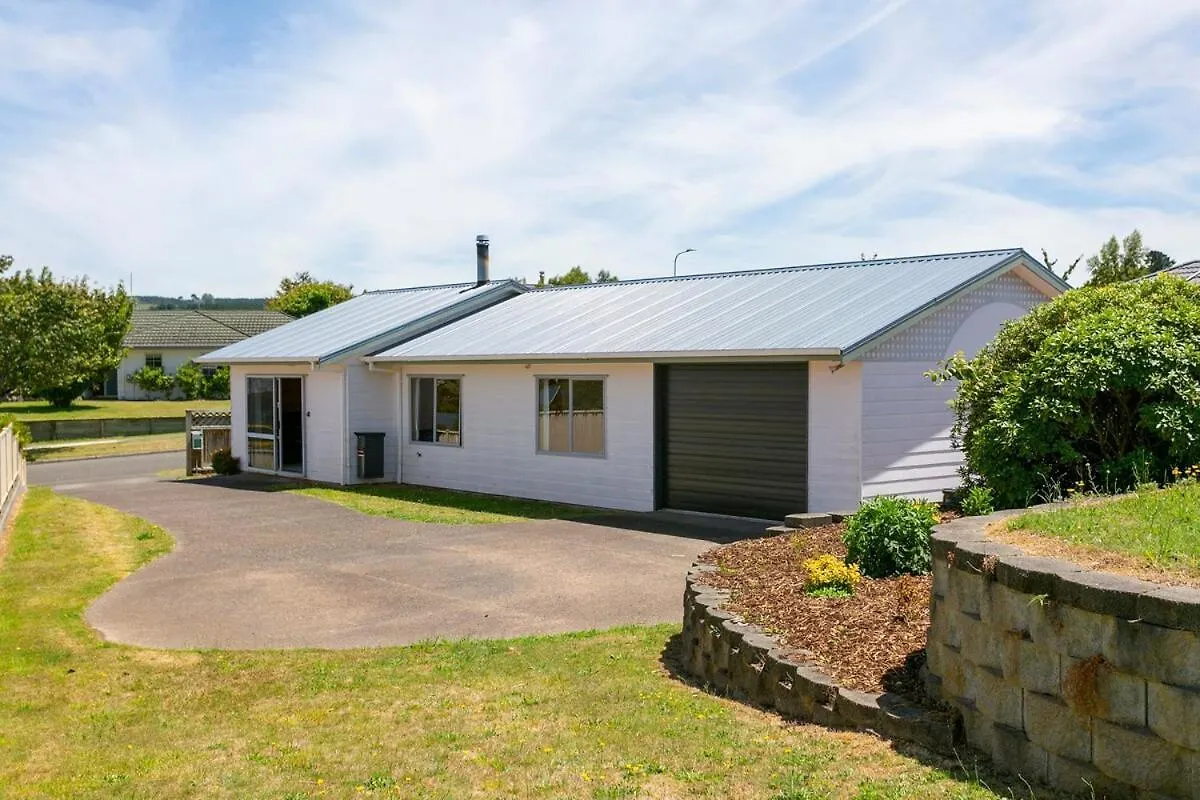 Holiday home Lakewood Cottage, Cozy Lakeview Stay In Central Taupo New Zealand
