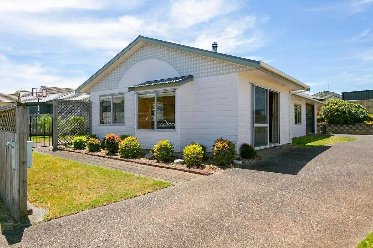 Lakewood Cottage, Cozy Lakeview Stay In Central Taupo