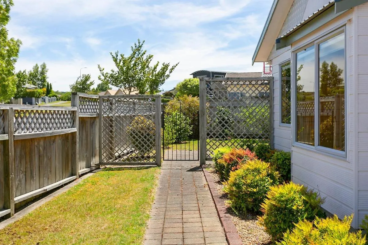 Lakewood Cottage, Cozy Lakeview Stay In Central Taupo Holiday home