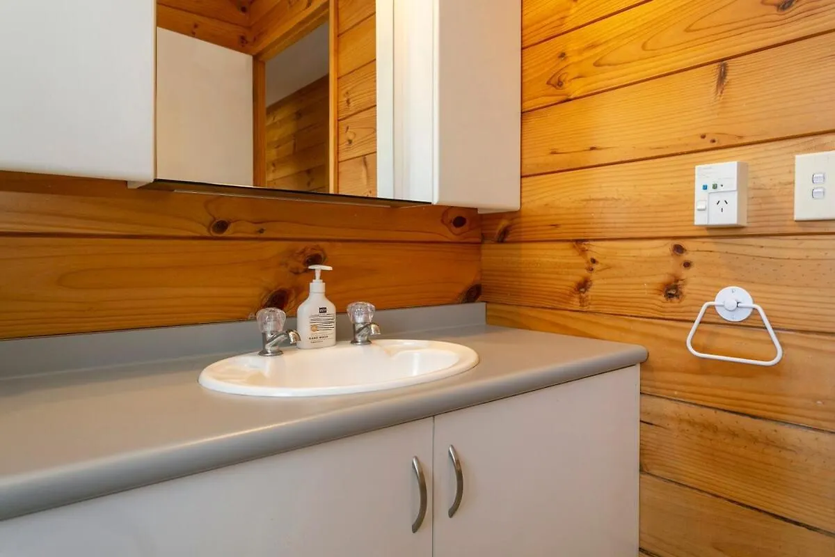 Lakewood Cottage, Cozy Lakeview Stay In Central Taupo Holiday home